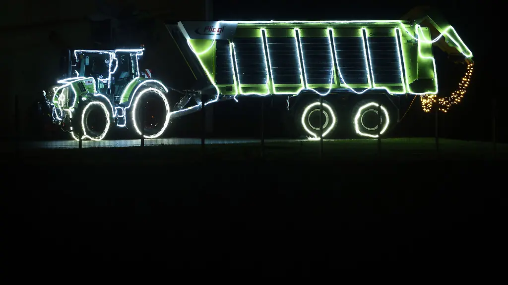 In-Brandenburg-gelten-Lichterfahrten-von-weihnachtlich-leuchtenden-Feuerwehrfahrzeugen-und-Traktoren-nun-als-Brauchtum