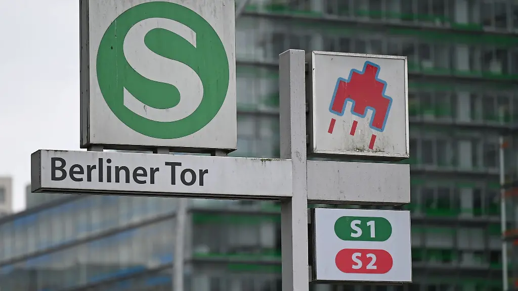 An-der-S-Bahnstation-Berliner-Tor-in-Hamburg-stuerzte-ein-Mann-in-den-Spalt-zwischen-Zug-und-Bahnsteigkante-auf-die-S-Bahngleise