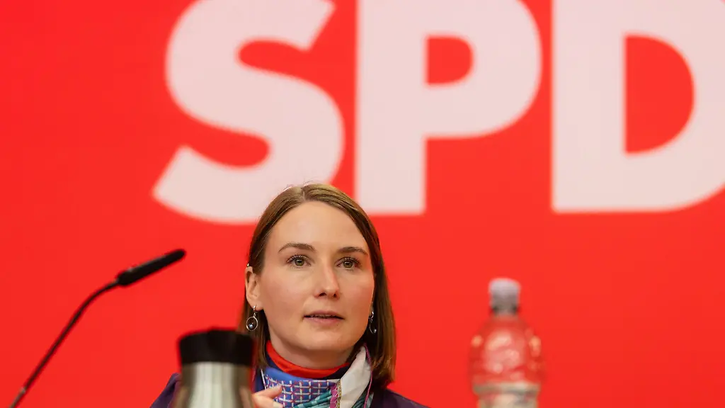 Thueringens-SPD-Vizechefin-Katharina-Schenk-verfolgt-den-Landesparteitag-der-SPD-Thueringen-in-n-Eisenberg
