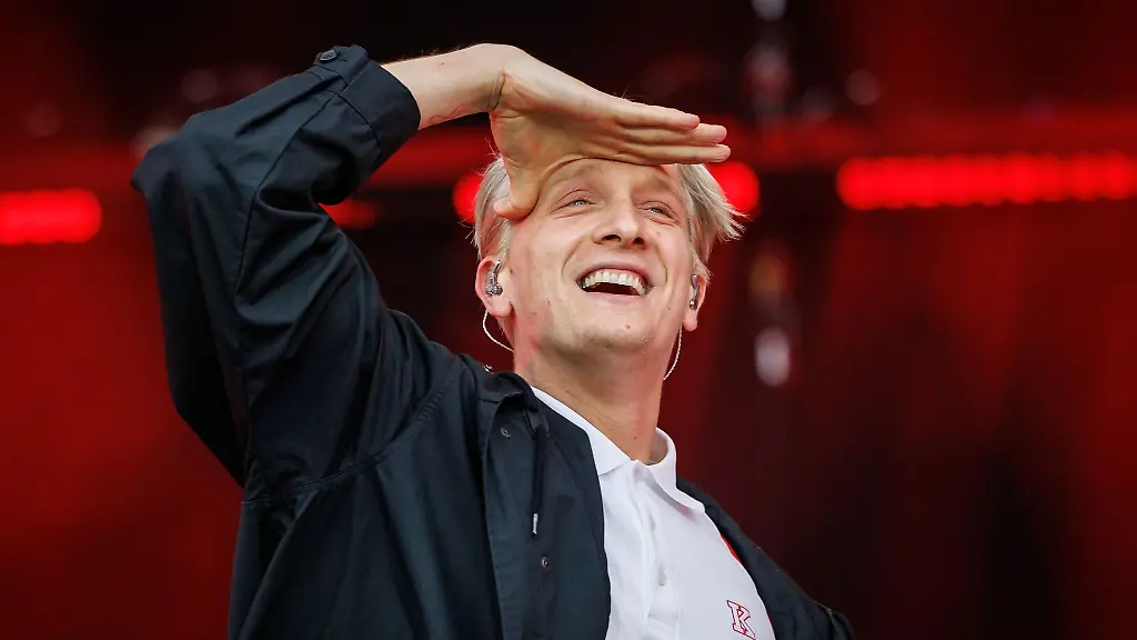 Saenger-Felix-Kummer-spiel-mit-seiner-Band-Kraftklub-normalerweise-auf-grossen-Buehnen