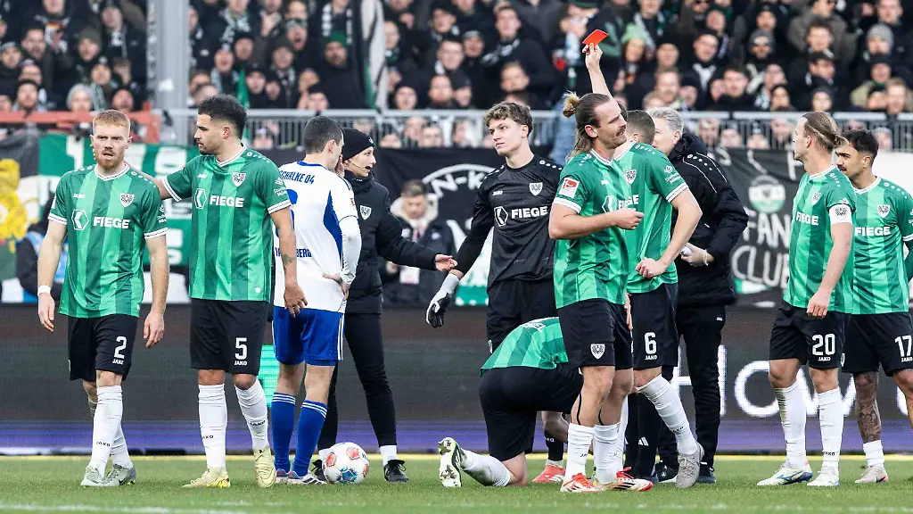 2-Fussball-Bundesliga-SC-Preussen-Muenster-FC-Schalke-04-22-11-2025-Florian-Lecher-Schiedsrichter-Insel-Poel-zeigt-rote-Karte-fuer-Johannes-Schenk-SC-Preussen-Muenster-1-2-Fussball-Bundesliga-13-Spieltag-SC-Preussen-Muenster-FC-Schalke-04-LVM-Preussenstadion-Muenster-22-11-2025-DFL-regulations-prohibit-any-use-of-photographs-as-image-sequences-and-or-quasi-video