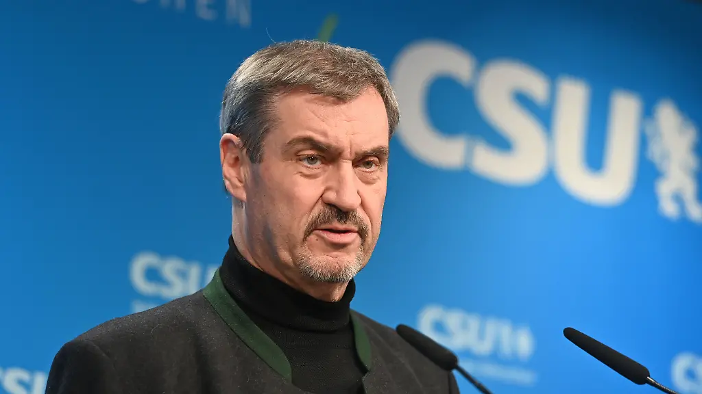 Markus-SOEDER-Ministerpraesident-Bayern-und-CSU-Vorsitzender-Einzelbild-angeschnittenes-Einzelmotiv-Portraet-Portrait-Portr-t-Pressekonferenz-der-CSU-zur-Klausurtagung-des-Parteivorstands-in-der-CSU-Landesleitung-in-Muenchen-am-21-11