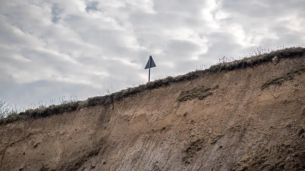 Im-Landkreis-Rostock-ist-eine-Frau-an-der-Steilkueste-abgestuerzt-und-leicht-verletzt-worden-Symbolbild