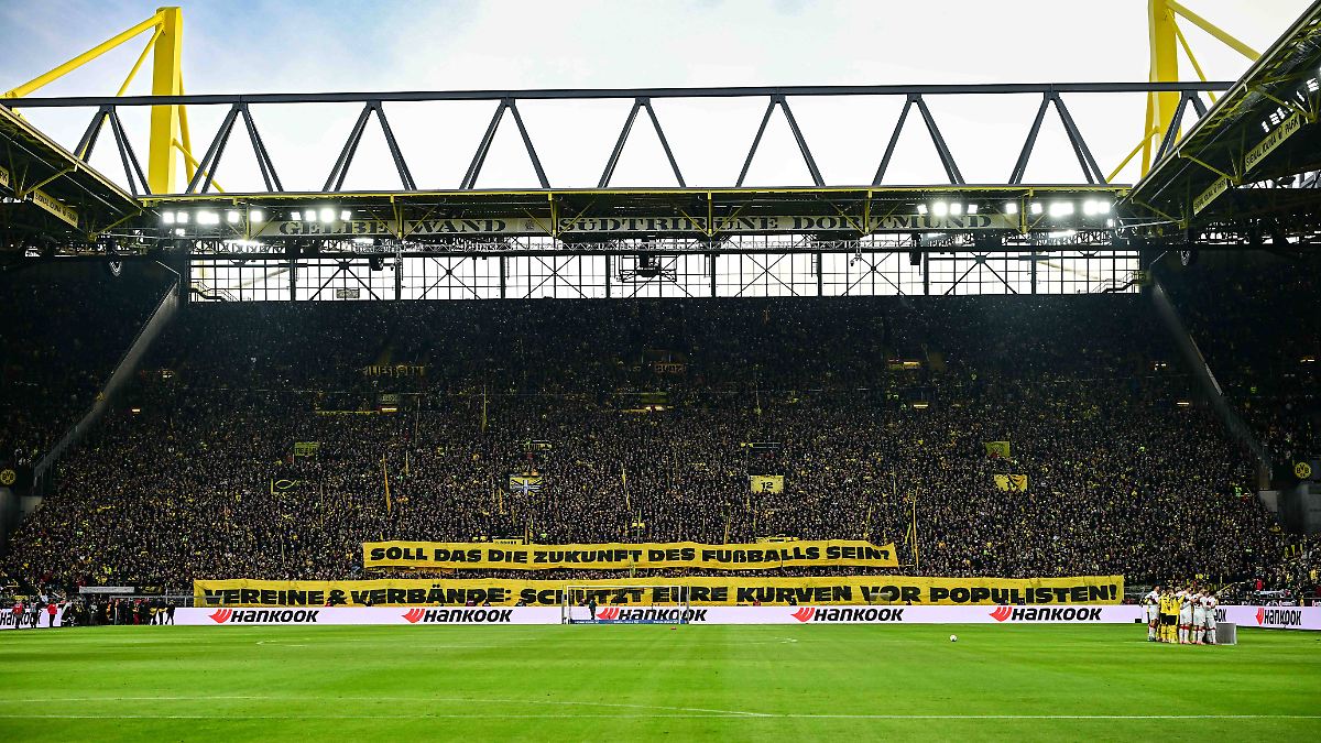 -soll-das-die-zukunft-sein-fans-von-bvb-und-fc-bayern-f-hren-riesigen-protest-gegen-politik-an