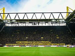 „Soll das die Zukunft sein?“: Fans von BVB und FC Bayern führen riesigen Protest gegen Politik an