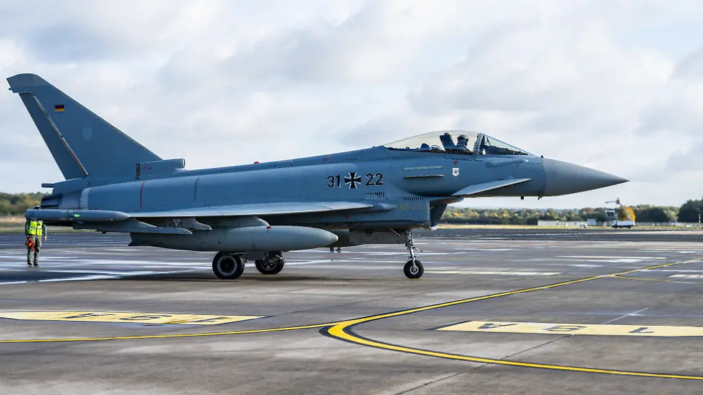 Am-Flughafen-Muenster-Osnabrueck-rollt-einer-der-vier-Eurofighter-des-Taktischen-Luftwaffengeschwader-71-Richthofen-Richtung-Startbahn-Die-Luftwaffe-fuehrt-eine-Verteidigungsuebung-am-Flughafen-Muenster-Osnabrueck-durch-Der-Flughafen-Muenster-Osnabrueck-dient-als-kritische-Infrastruktur-u-a-fuer-Luftwaffe-oder-NATO-im-Verteidigungsfall-Vom-08-bis-zum-10-Oktober-findet-in-diesem-Zusammenhang-eine-Verteidigungsuebung-der-Luftwaffe-am-FMO-statt-Der-regulaere-Flugbetrieb-wird-durch-die-Uebung-nicht-beeintraechtigt