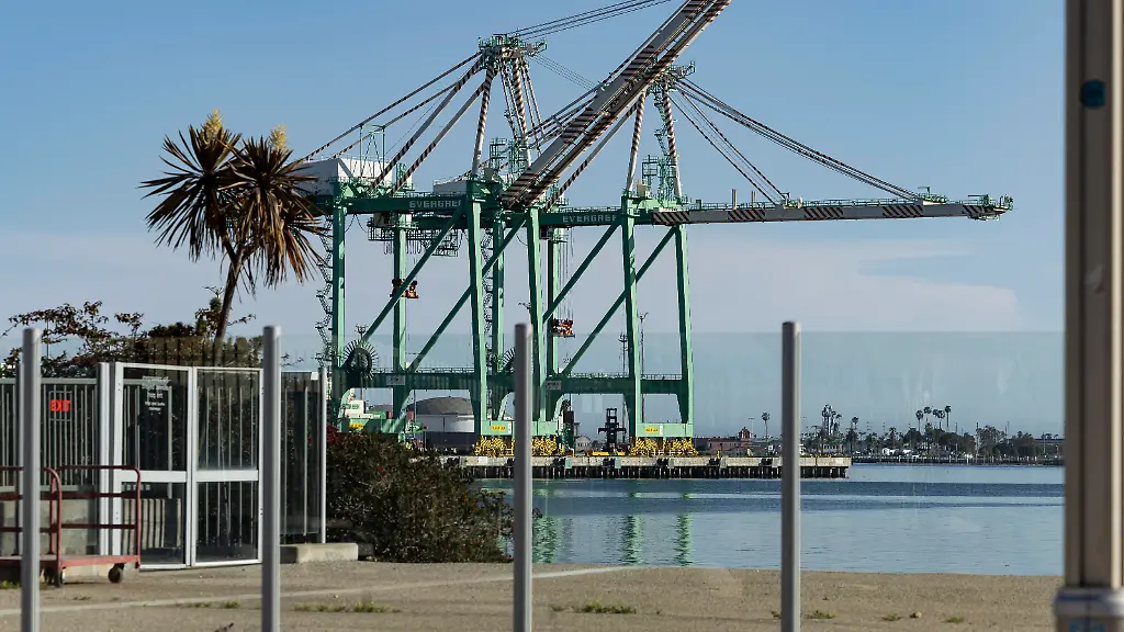 Ship-to-shore-cranes-STS-at-the-Port-of-Los-Angeles-in-San-Pedro-CA-on-April-10-2025