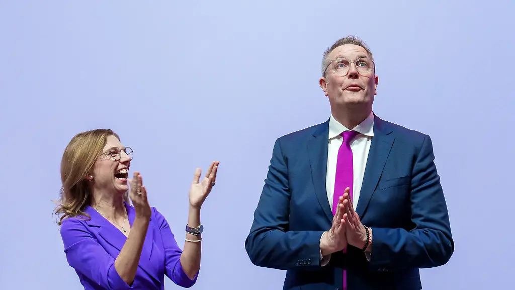 Ministerpraesident-Schweitzer-kandidiert-auf-Platz-eins-der-SPD-Liste-fuer-die-Landtagswahl-Parteichefin-Baetzing-Lichtenthaeler-auf-Platz-zwei