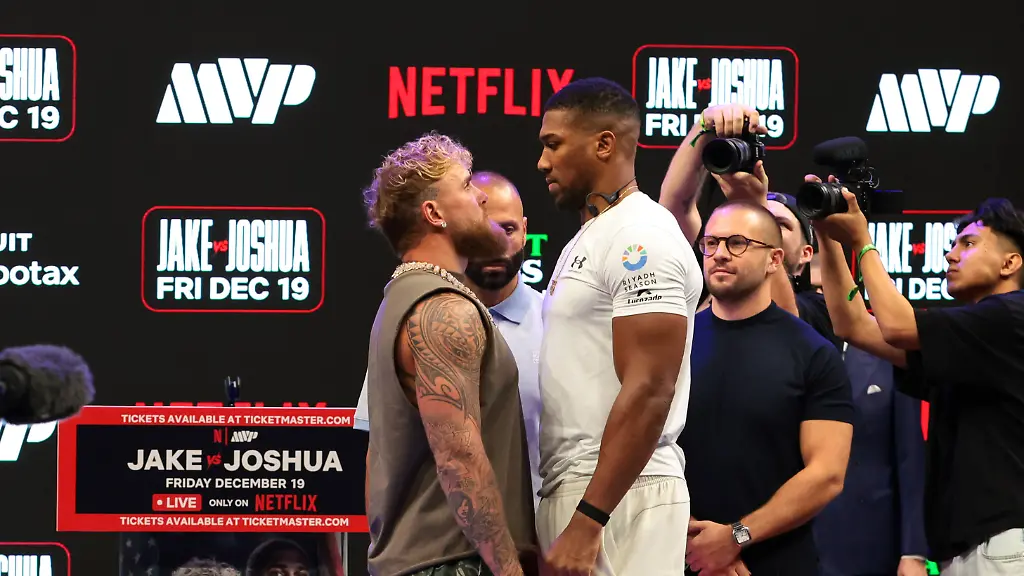 Boxing-Jake-Paul-vs-Anthony-Joshua-Kickoff-press-conference-PK-Pressekonferenz-Nov-21-2025-Miami-Florida-UNITED-STATES-Jake-Paul-and-Anthony-Joshua-face-off-after-a-press-conference-announcing-their-heavyweight-boxing-match-at-Kayesa-Center