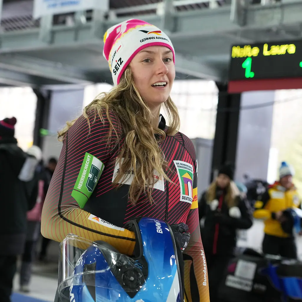 22-11-2025-Italien-Cortina-d-Ampezzo-Bob-Weltcup-Monobob-Frauen-Laura-Nolte-aus-Deutschland-reagiert-nach-ihrem-Sieg-im-Monobob-Weltcuprennen-und-Olympia-Testrennen-der-Frauen-in-Cortina-d-Ampezzo
