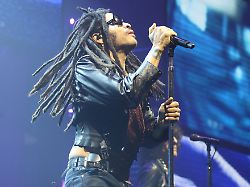 Während eines Konzerts: Fan reißt Lenny Kravitz Dreadlocks vom Kopf