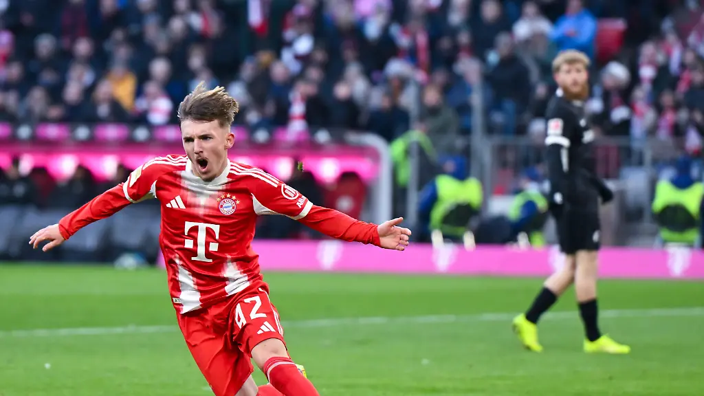 22-11-2025-Bayern-Muenchen-Fussball-Bundesliga-FC-Bayern-Muenchen-SC-Freiburg-11-Spieltag-in-der-Allianz-Arena-Lennart-Karl-Bayern-Muenchen-jubelt-ueber-sein-Tor-zum-1-2-Foto-Sven-Hoppe-dpa-WICHTIGER-HINWEIS-Gemaess-den-Vorgaben-der-DFL-Deutsche-Fussball-Liga-bzw-des-DFB-Deutscher-Fussball-Bund-ist-es-untersagt-in-dem-Stadion-und-oder-vom-Spiel-angefertigte-Fotoaufnahmen-in-Form-von-Sequenzbildern-und-oder-videoaehnlichen-Fotostrecken-zu-verwerten-bzw-verwerten-zu-lassen