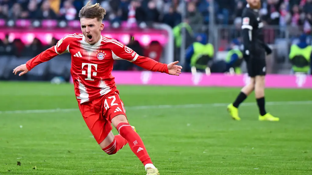 22-11-2025-Bayern-Muenchen-Fussball-Bundesliga-FC-Bayern-Muenchen-SC-Freiburg-11-Spieltag-in-der-Allianz-Arena-Lennart-Karl-Bayern-Muenchen-jubelt-ueber-sein-Tor-zum-1-2-Foto-Sven-Hoppe-dpa-WICHTIGER-HINWEIS-Gemaess-den-Vorgaben-der-DFL-Deutsche-Fussball-Liga-bzw-des-DFB-Deutscher-Fussball-Bund-ist-es-untersagt-in-dem-Stadion-und-oder-vom-Spiel-angefertigte-Fotoaufnahmen-in-Form-von-Sequenzbildern-und-oder-videoaehnlichen-Fotostrecken-zu-verwerten-bzw-verwerten-zu-lassen