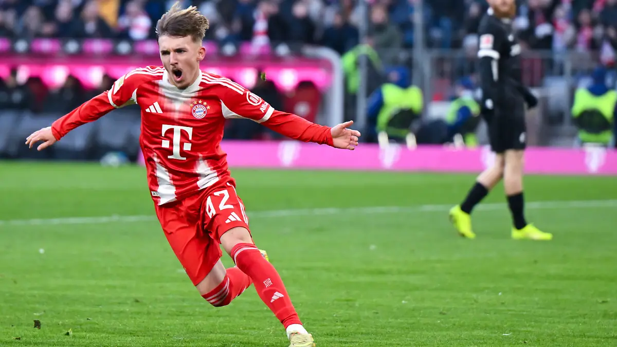 22-11-2025-Bayern-Muenchen-Fussball-Bundesliga-FC-Bayern-Muenchen-SC-Freiburg-11-Spieltag-in-der-Allianz-Arena-Lennart-Karl-Bayern-Muenchen-jubelt-ueber-sein-Tor-zum-1-2-Foto-Sven-Hoppe-dpa-WICHTIGER-HINWEIS-Gemaess-den-Vorgaben-der-DFL-Deutsche-Fussball-Liga-bzw-des-DFB-Deutscher-Fussball-Bund-ist-es-untersagt-in-dem-Stadion-und-oder-vom-Spiel-angefertigte-Fotoaufnahmen-in-Form-von-Sequenzbildern-und-oder-videoaehnlichen-Fotostrecken-zu-verwerten-bzw-verwerten-zu-lassen