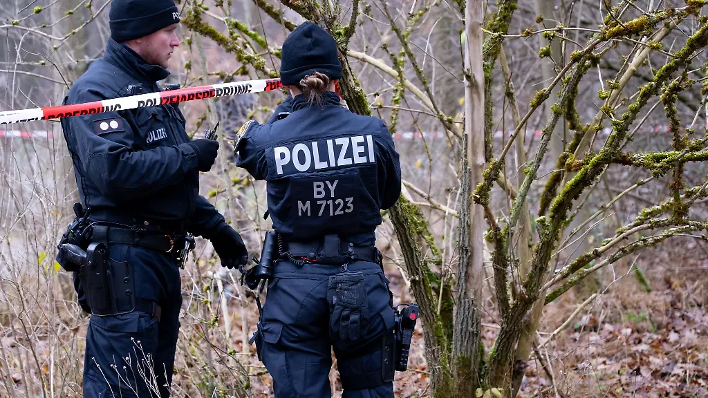 Die-Polizei-sucht-nach-der-Identitaet-einer-in-einem-Wald-bei-Neuried-gefundenen-Toten
