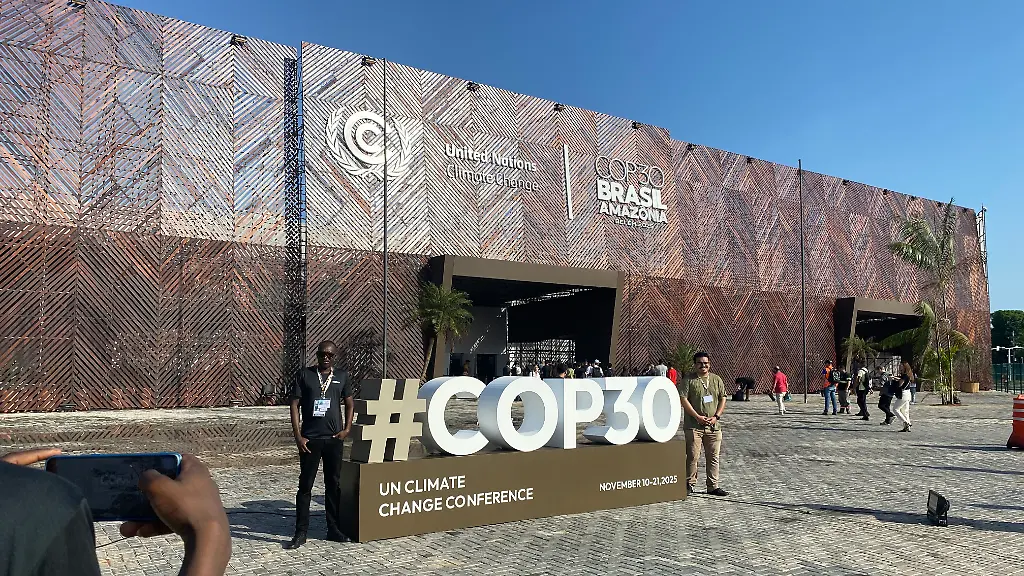 COP30-steht-auf-dem-Tagungsgelaender-der-Weltklimakonferenz-Delegierte-aus-fast-allen-Laendern-der-Welt-treffen-sich-demnaechst-hier-um-ueber-die-Eindaemmung-der-Klimakrise-zu-verhandeln