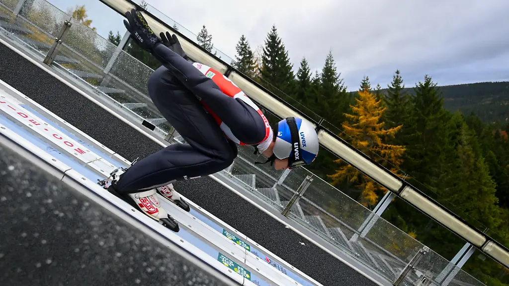 ARCHIV-25-10-2025-Sachsen-Klingenthal-Ski-nordisch-Skispringen-Sommer-Grand-Prix-Maenner-in-der-Vogtland-Arena-in-Klingenthal-Andreas-Wellinger-aus-Deutschland-in-der-Anlaufspur