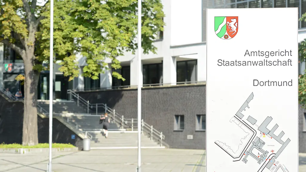 Der-Eingang-zum-Amtsgericht-und-der-Staatsanwaltschaft-aufgenommen-am-13-08-2015-in-Dortmund-Nordrhein-Westfalen-Foto-Caroline-Seidel-dpa-zu-lnw-KORR-vom-26-09