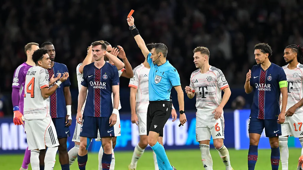 Paris-Parc-des-Princes-04-11-25-FRA-Herren-UEFA-Champions-Leaugue-Saison-2025-2026-Paris-Saint-Germain-FC-Bayern-Muenchen-Bild-Rot-rote-Karte-LUIS-DIAZ-Muenchen-durch-Schiedsrichter-Maurizio-MARIANI-UEFA-regulations-prohibit-any-use-of-photographs-as-image-sequences-and-or-quasi-video