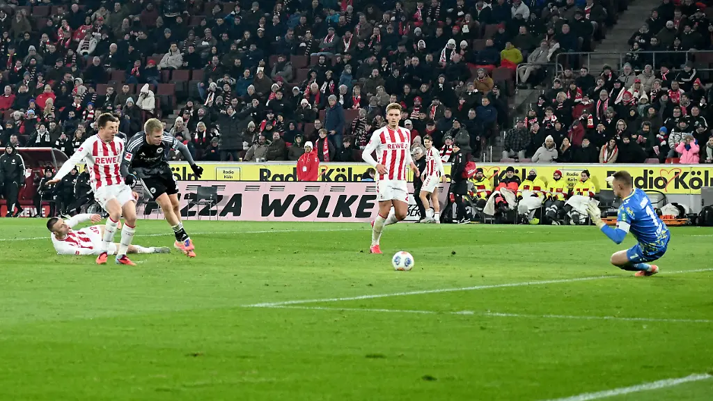 22-11-2025-xjhx-Fussball-1-Bundesliga-1-FC-Koeln-Eintracht-Frankfurt-v-l-Jonathan-Jonny-Burkardt-Eintracht-Frankfurt-Torschuetze-erzielt-das-Tor-Treffer-scores-the-goal-1-4-Marvin-Schwaebe-1
