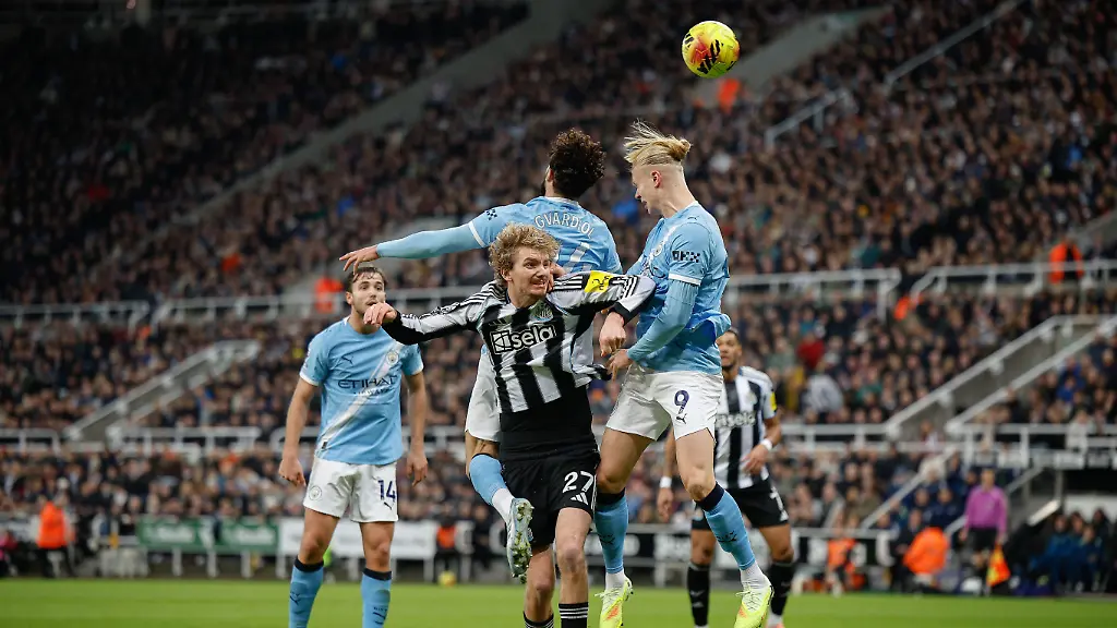 Newcastle-United-v-Manchester-City-Premier-League-22-11-2025-Erling-Haland-of-Manchester-City-beats-Nick-Woltemade-of-Newcastle-United-to-the-header-during-the-Premier-League-match-between-Newcastle-United-and-Manchester-City-at-St-James-s-Park-Newcastle-England-on-22-November-2025-Newcastle-St-James-s-Park-Tyne-and-Wear-England-Editorial-use-only-DataCo-restrictions-apply-See-www-football-dataco