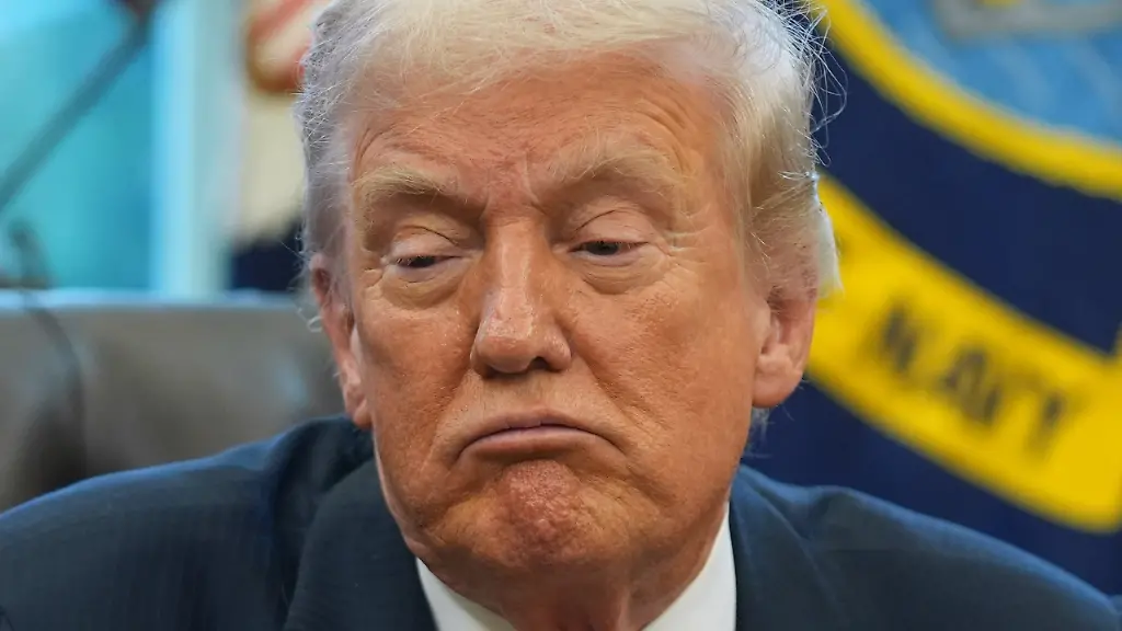 President-Donald-Trump-listens-as-New-York-City-Mayor-elect-Zohran-Mamdani-speaks-in-the-Oval-Office-of-the-White-House-Friday-Nov-21-2025-in-Washington