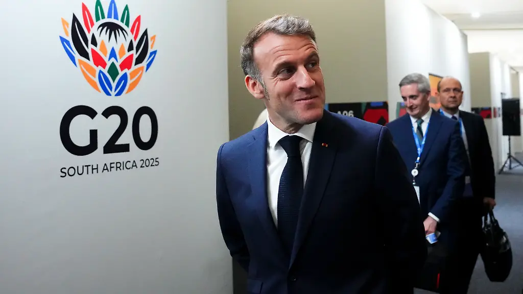 November-22-2025-Johannesburg-South-Africa-French-President-Emmanuel-Macron-arrives-to-take-part-in-a-bilateral-meeting-with-Prime-Minister-Mark-Carney-during-the-G20-in-Johannesburg-South-Africa-on-Saturday-Nov-22-2025