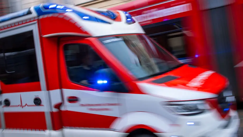 Rettungskraefte-brachten-den-Verletzten-ins-Krankenhaus