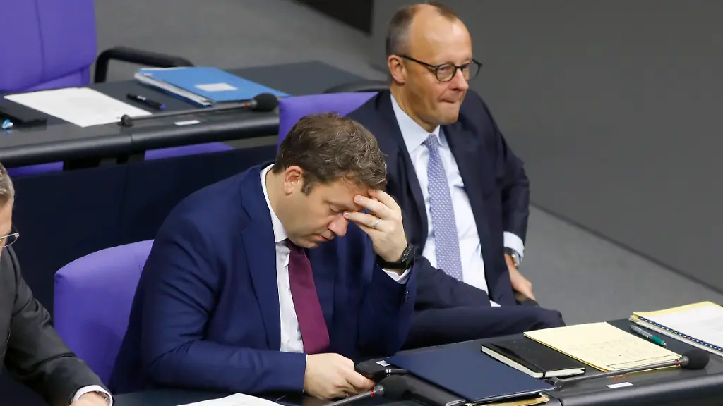 Lars-Klingbeil-und-Friedrich-Merz-in-der-41-Sitzung-des-21-Deutschen-Bundestages-im-Reichstagsgebaeude-Berlin-14-11