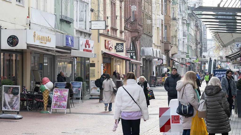Das-bevorstehende-Gruendungstreffen-fuer-eine-neue-AfD-Jugendorganisation-und-die-erwarteten-Gegenproteste-sorgen-fuer-Verunsicherung-bei-Giessens-Einzelhaendlern