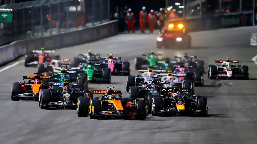 F1-LAS-VEGAS-GRAND-PRIX-2025-Start-of-the-race-04-NORRIS-Lando-gbr-McLaren-F1-Team-MCL39-01-VERSTAPPEN-Max-nld-Red-Bull-Racing-RB21-action-during-the-2025-Formula-1-Las-Vegas-Grand-Prix-22th-round-of-the-2025-FIA-Formula-One-World-Championship-WM-Weltmeisterschaft-from-November-21-to-23-2025-on-the-Las-Vegas-Strip-Circuit-in-Paradise-Nevada-United-States-of-America-ParadiseUnited-States-PUBLICATIONxNOTxINxFRAxBEL-Copyright-xJoaoxFilipex