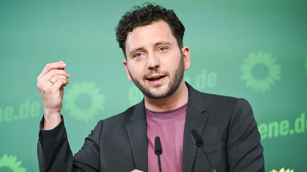 Felix-Banaszak-Bundesvorsitzender-Buendnis-90-die-Gruenen-spricht-bei-einer-Pressekonferenz