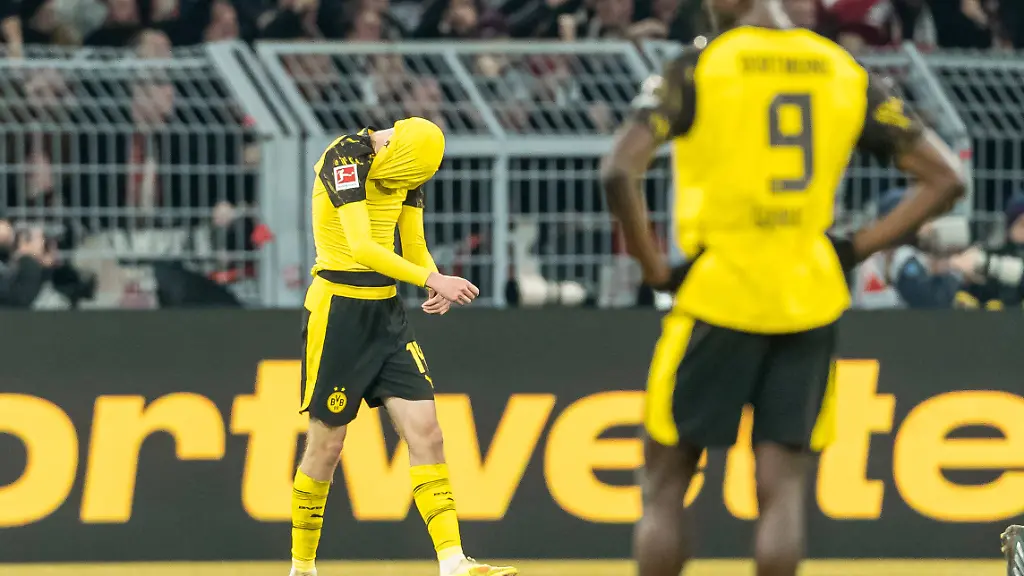 Maximilian-Beier-Borussia-Dortmund-enttaeuscht-waehrend-des-Spiels-der-Bundesliga-zwischen-Borussia-Dortmund-und-VfB-Stuttgart-Signal-Iduna-Park-am-22-November-2025-in-Dortmund-Deutschland-Foto-von-Mario-Hommes-DeFodi-Images-Maximilian-Beier-Borussia-Dortmund-looks-dejected-during-the-Bundesliga-match-between-Borussia-Dortmund-and-VfB-Stuttgart-at-Signal-Iduna-Park-on-November-22-2025-in-Dortmund-Germany-Photo-by-Mario-Hommes-DeFodi-Images-DFL-regulations-prohibit-any-use-of-photographs-as-image-sequences-and-or-quasi-video