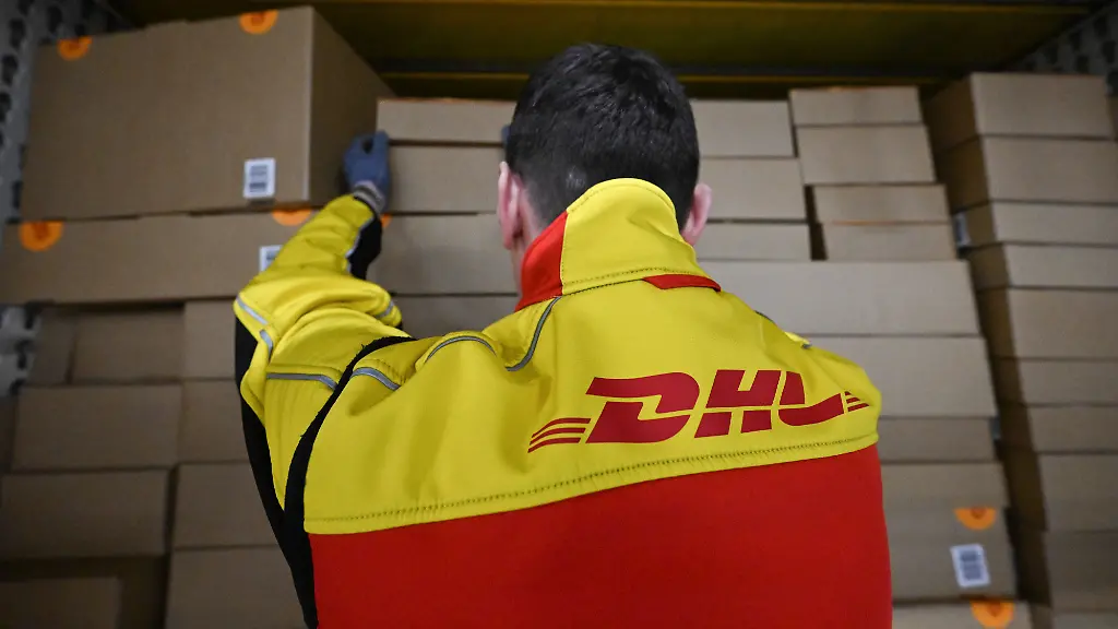 Im-DHL-Paketzentrum-werden-Pakete-ausgeladen