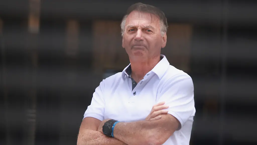 Der-ehemalige-brasilianische-Praesident-Jair-Bolsonaro-steht-am-Eingang-seines-Hauses-in-dem-er-unter-Hausarrest-steht-In-Brasilien-geht-der-Prozess-gegen-den-frueheren-Staatschef-und-sieben-Mitangeklagte-vor-dem-Obersten-Gericht-in-die-entscheidende-Schlussphase