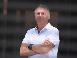 Angeblich "aus Neugier":  Bolsonaro schmort Fußfessel mit Lötkolben an