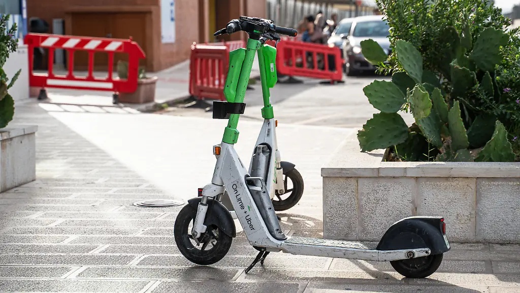 Zwei-E-Scooter-stehen-auf-einem-Gehweg-in-Bari-Italien-als-Teil-eines-modernen-Sharing-Systems-fuer-Elektromobilitaet