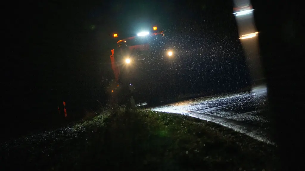 Vom-Sonntagabend-bis-Montagvormittag-ist-in-weiten-Teilen-Bayerns-mit-Glatteis-zu-rechnen