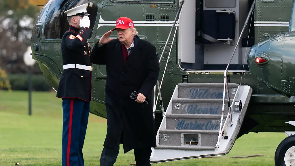 President-Donald-Trump-salutes-as-he-steps-off-Marine-One-upon-his-arrival-at-the-White-House-Saturday-Nov-22-2025-in-Washington