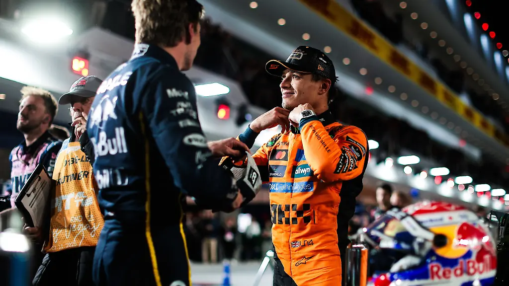 F1-LAS-VEGAS-GRAND-PRIX-2025-VERSTAPPEN-Max-ned-Red-Bull-Racing-RB21-portrait-and-NORRIS-Lando-gbr-McLaren-F1-Team-MCL39-portrait-during-the-2025-Formula-1-Las-Vegas-Grand-Prix-22th-round-of-the-2025-FIA-Formula-One-World-Championship-WM-Weltmeisterschaft-from-November-21-to-23-2025-on-the-Las-Vegas-Strip-Circuit-in-Paradise-Nevada-United-States-of-America-ParadiseUnited-States-PUBLICATIONxNOTxINxFRAxBEL-Copyright-xEricxAlonsox