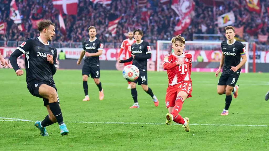 Lennart-Karl-of-FC-Bayern-Muenchen-shoots-on-goal-compete-for-the-ball-tackling-duel-header-zweikampf-action-fight-against-Max-Rosenfelder-of-Freiburg-in-the-match-FC-BAYERN-MUeNCHEN-SC-FREIBURG-6-2-on-November-22-2025-at-Allianz-Arena-Muenchen-Germany-Season-2026-2026-1