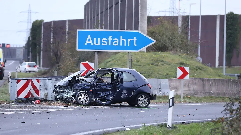 In-diesem-Wagen-wurde-ein-26-Jaehriger-am-fruehen-Morgen-auf-der-A3-bei-der-Ausfahrt-Koeln-Dellbrueck-schwer-verletzt