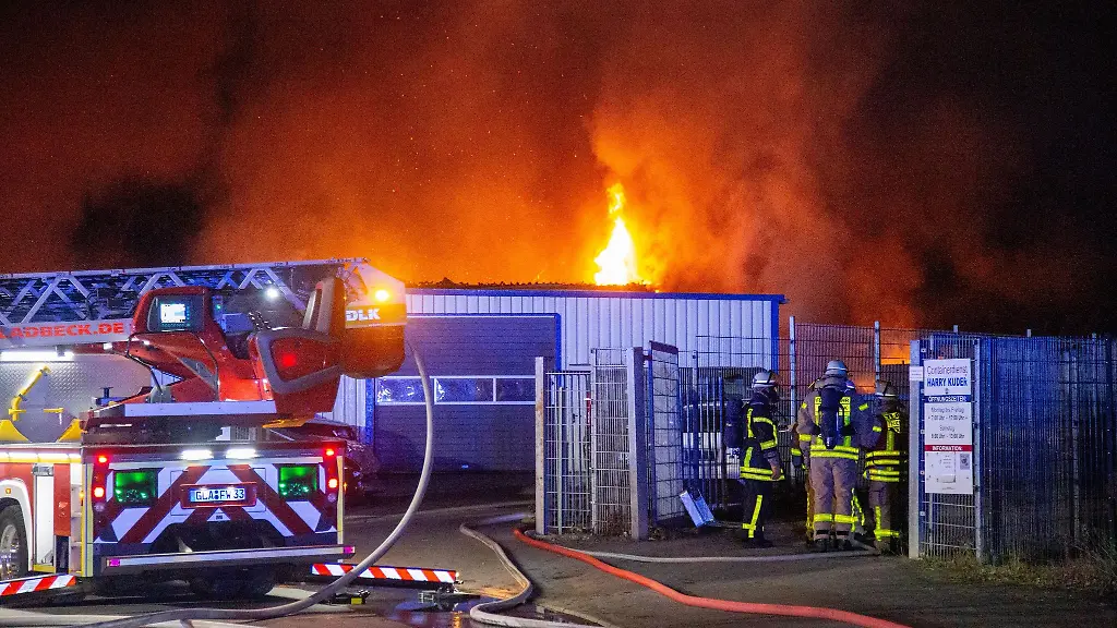 Ein-Feuer-hat-in-der-Nacht-Teile-eines-Kfz-Betriebs-in-Gladbeck-zerstoert