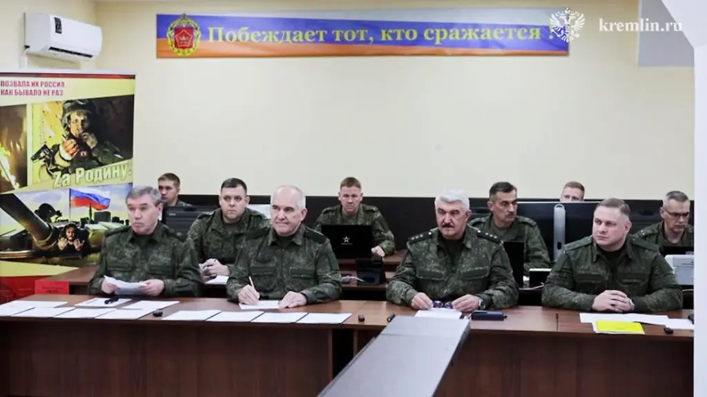 DIESES-FOTO-WIRD-VON-DER-RUSSISCHEN-STAATSAGENTUR-TASS-ZUR-VERFUeGUNG-GESTELLT-RUSSIA-NOVEMBER-20-2025-Seen-in-this-video-screen-grab-is-the-Chief-of-the-General-Staff-of-the-Armed-Forces-of-Russia-First-Deputy-Defence-Minister-Valery-Gerasimov-L-front-and-commanders-of-Russian-Army-forces-engaged-in-the-special-military-operation-during-a-meeting-with-Russia-s-President-Putin-at-a-Russian-Army-Group-West-command-post-Video-grab-Best-possible-quality
