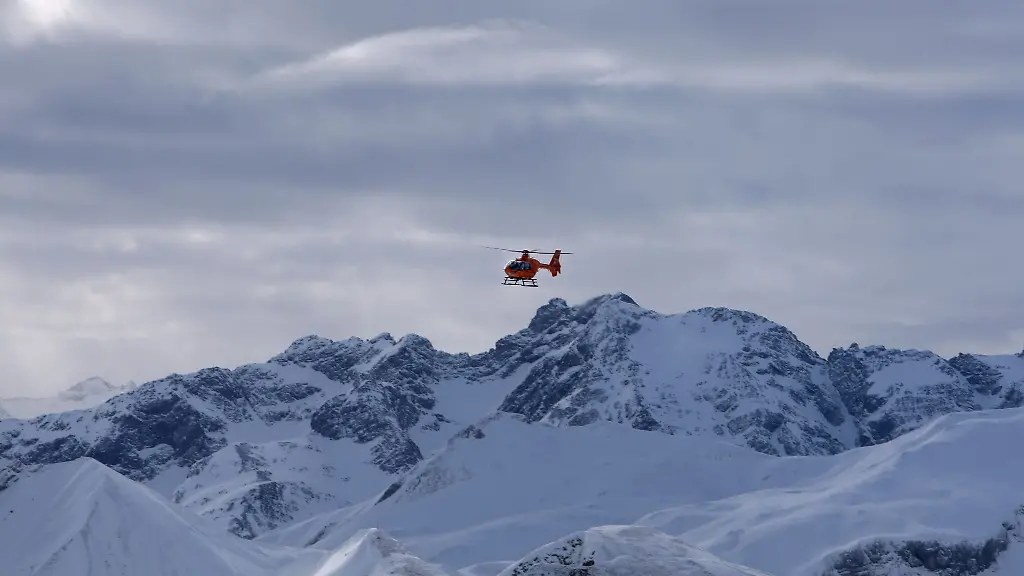 Ein-Rettungshubschrauber-hat-in-Tirol-zwei-Bergsteiger-aus-Unterfranken-von-einem-Berg-geholt