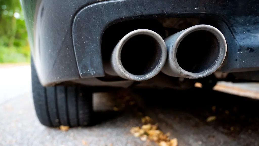 ARCHIV-15-07-2024-Hamburg-Ein-Auspuff-haengt-an-einem-Auto-Insgesamt-fuenf-Tatverdaechtige-gibt-es-mittlerweile-im-Zusammenhang-mit-mutmasslichen-Sabotage-Attacken-auf-Fahrzeuge