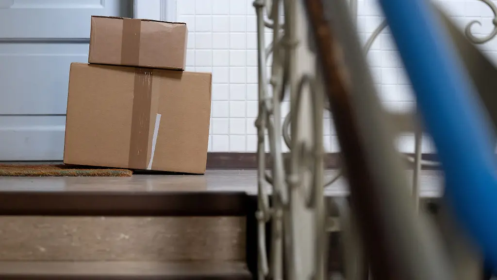 Der-Mann-soll-elektronische-Geraete-aus-Paketen-genommen-und-weiterverkauft-haben