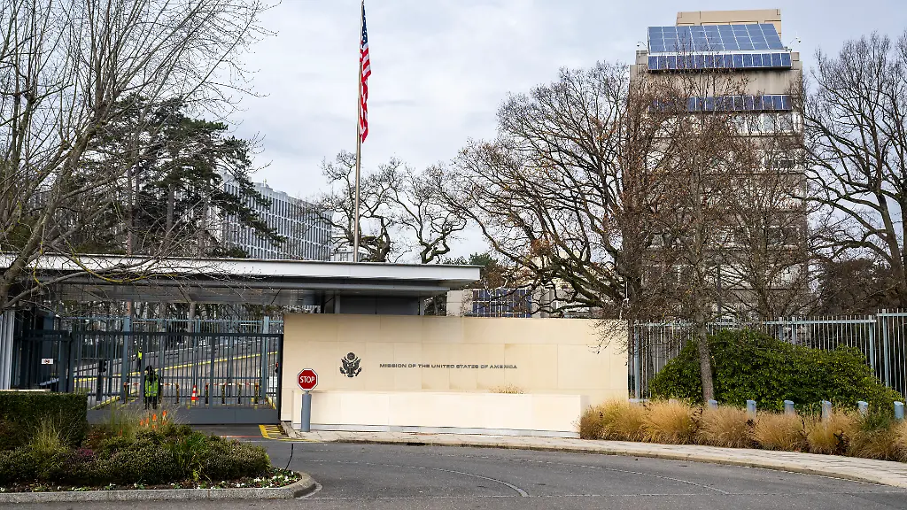 Ein-Blick-auf-den-Eingang-der-Staendigen-Vertretung-der-USA-in-Genf-Schweiz-Die-Vereinigten-Staaten-und-die-Ukraine-treffen-sich-in-Genf-um-den-Friedensplan-des-amerikanischen-Praesidenten-zur-Beendigung-des-Krieges-mit-Russland-zu-eroertern