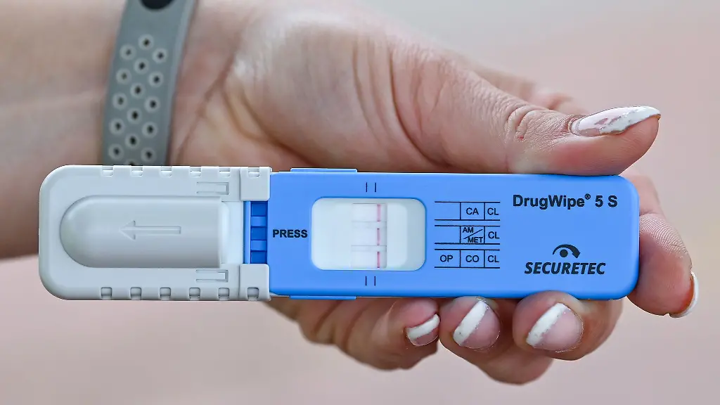 Die-Polizei-nutzt-bei-Verkehrskontrollen-Drogenschnelltests
