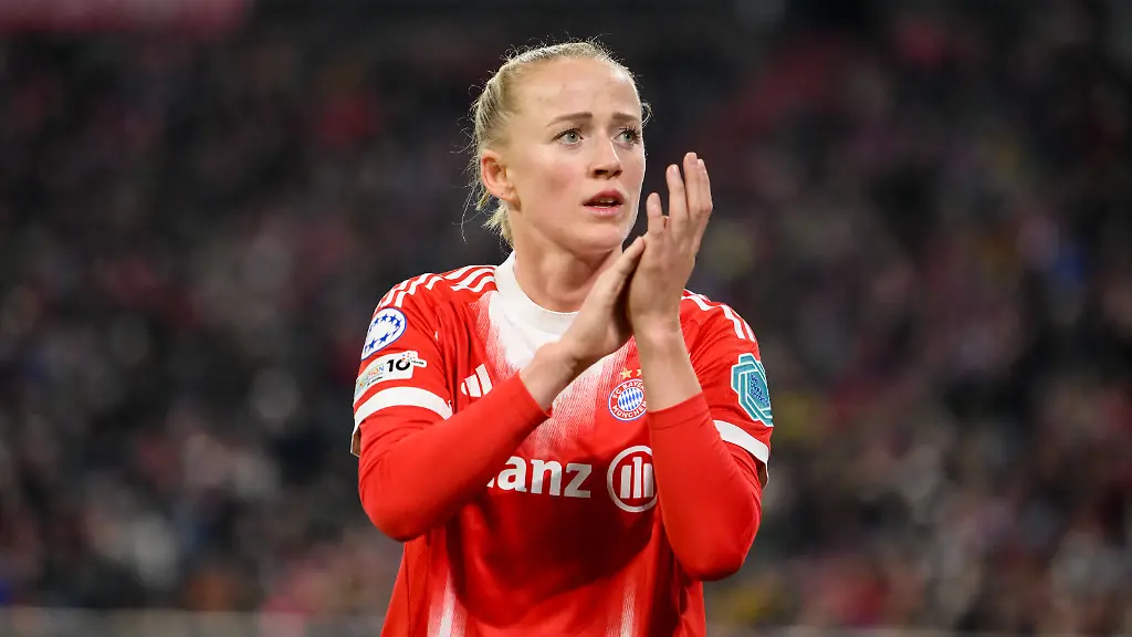 Fussball-UEFA-Womens-Champions-League-20251112-FC-Bayern-Muenchen-Arsenal-WFC-Im-Bild-Lea-SCHUeLLER-Bayern-11-applaudiert-Fans-nach-Auswechslung-Wechsel